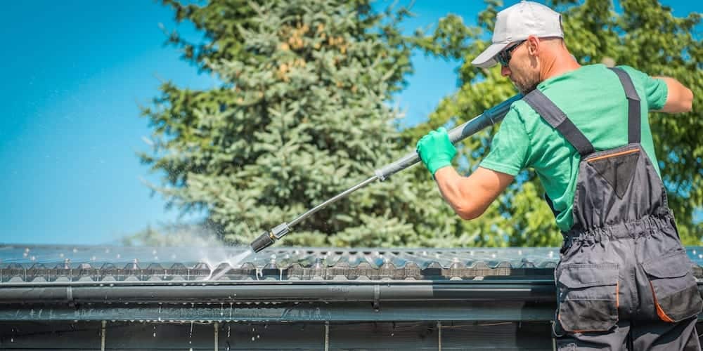 Man-Powerwashing-Gutter_206411028